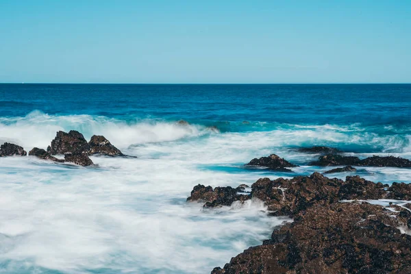 Lunga Esposizione Onde Marine Con Roccia — Foto Stock