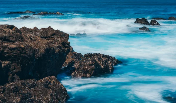 Lunga Esposizione Onde Marine Con Roccia — Foto Stock