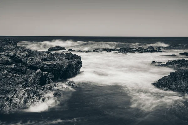 Bela Paisagem Marinha Longa Exposição Estilo Preto Branco — Fotografia de Stock