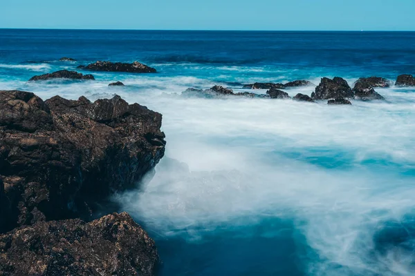 Lunga Esposizione Onde Marine Con Roccia — Foto Stock