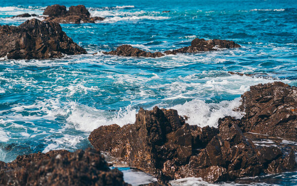Морская волна и скала; природный фон
