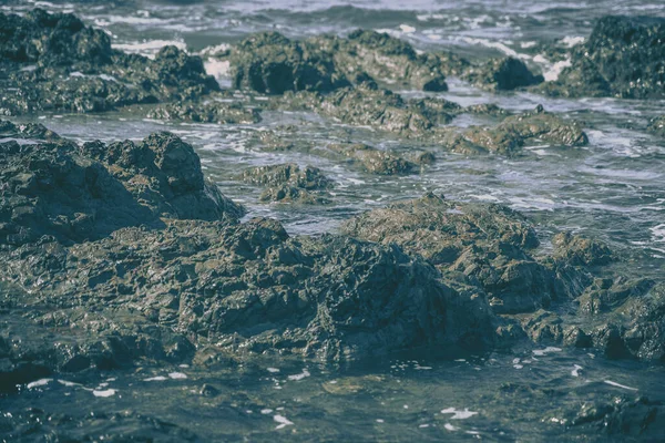 海浪和岩石 自然背景 — 图库照片