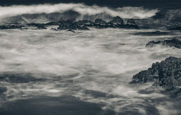 美丽的黑白相间的长海景 — 图库照片