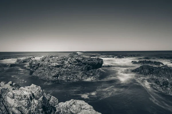 Piękny Długi Krajobraz Morski Ekspozycji Stylu Czarno Białym — Zdjęcie stockowe