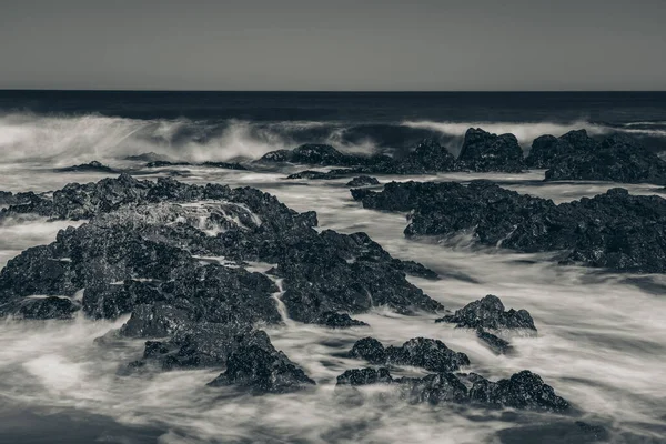Güzel Uzun Pozlama Deniz Manzarası Siyah Beyaz Tarzında — Stok fotoğraf