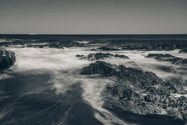 Krásná Dlouhá Expozice Mořský Plášť Černobílém Stylu — Stock fotografie