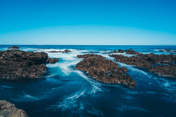 Lange Belichtung Der Meereswelle Mit Felsen — Stockfoto
