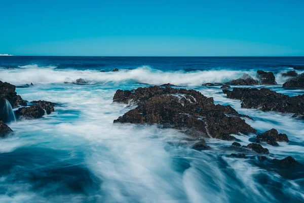 Длительное Обнажение Морской Волны Скалой — стоковое фото