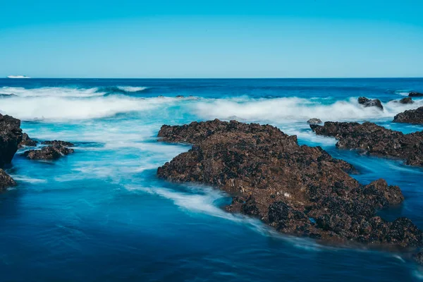 Kaya Ile Deniz Dalgasının Uzun Maruziyeti — Stok fotoğraf