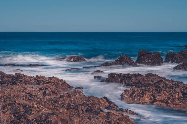 Lunga Esposizione Onde Marine Con Roccia — Foto Stock