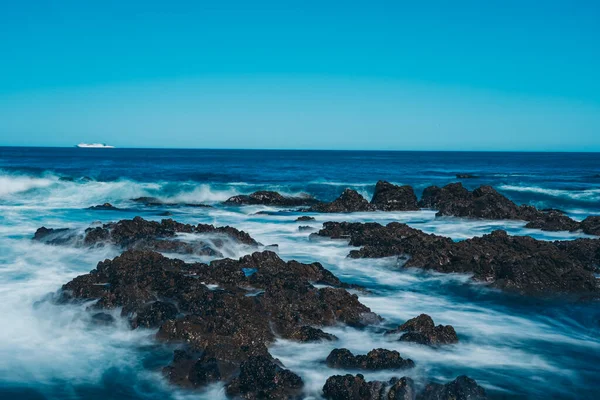 Lunga Esposizione Onde Marine Con Roccia — Foto Stock