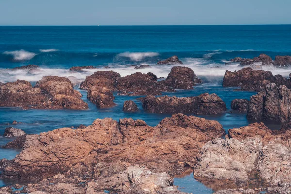 海浪与岩石的长期接触 — 图库照片