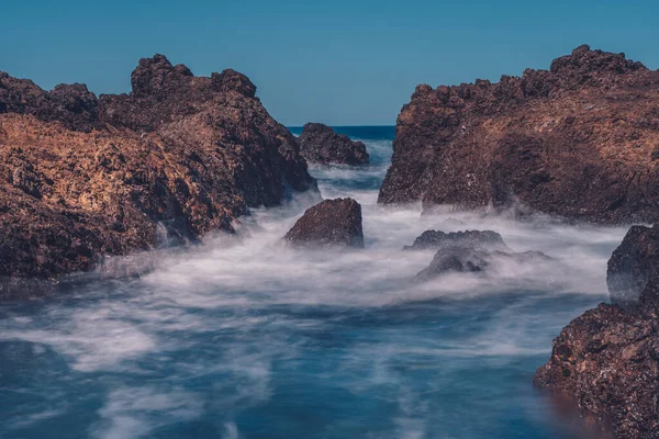 Lange Belichtung Der Meereswelle Mit Felsen — Stockfoto