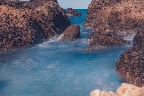 Довге Зображення Морської Хвилі Камінням — стокове фото