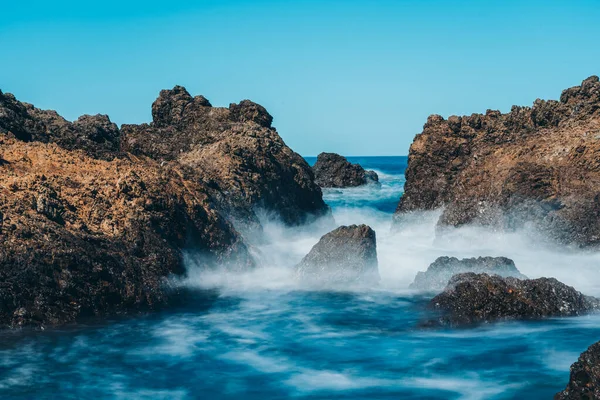 Lange Belichtung Der Meereswelle Mit Felsen — Stockfoto