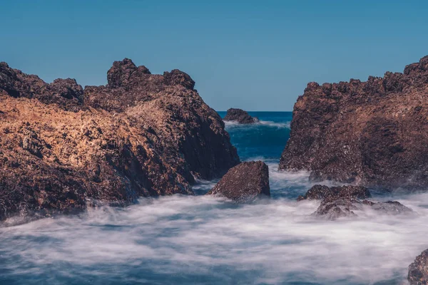 Lange Belichtung Der Meereswelle Mit Felsen — Stockfoto