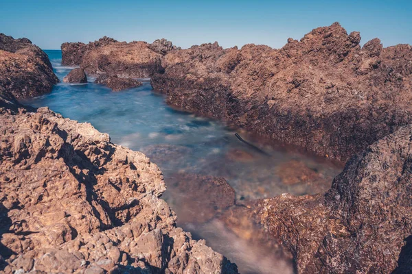 Lunga Esposizione Onde Marine Con Roccia — Foto Stock