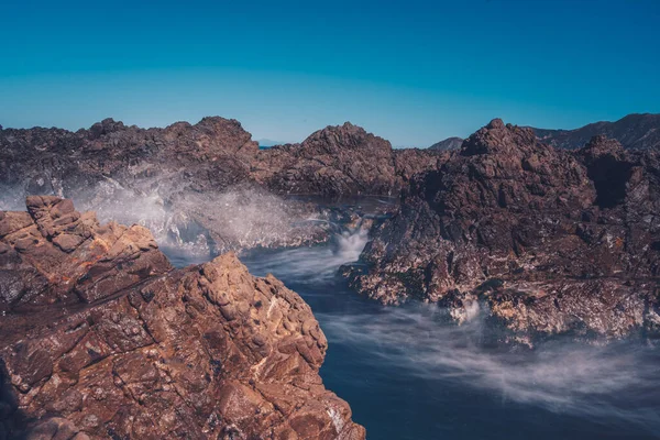 Kaya Ile Deniz Dalgasının Uzun Maruziyeti — Stok fotoğraf