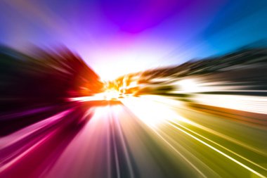 Şehirdeki gece trafiği ışıklarının soyut görüntüsü