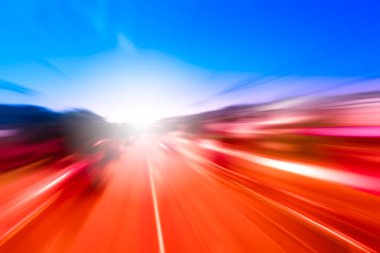 Şehirdeki gece trafiği ışıklarının soyut görüntüsü