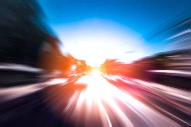 Şehirdeki gece trafiği ışıklarının soyut görüntüsü