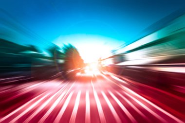 Şehirdeki gece trafiği ışıklarının soyut görüntüsü