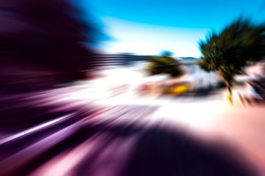 Şehirdeki gece trafik ışıklarının izlerinin soyut görüntüsü