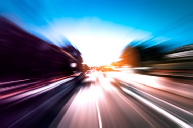 Şehirdeki gece trafik ışıklarının izlerinin soyut görüntüsü