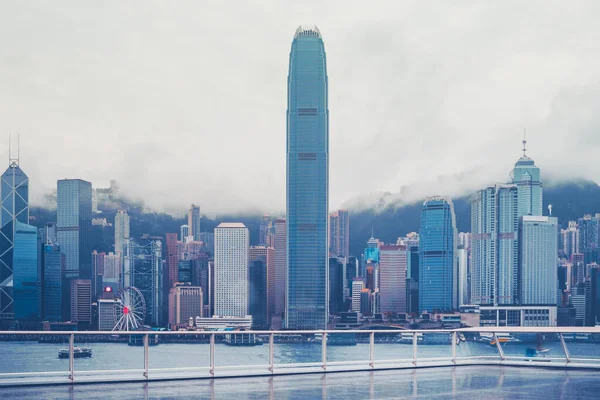 香港维多利亚港雨后景 — 图库照片