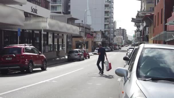 Wellington, Új-Zéland, 2020. április 26.: Wellington belvárosának lassú mozgása a COVID-19 lezárása után. — Stock videók