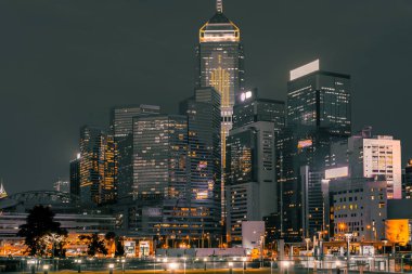 Geceleyin Hong Kong şehir manzarası.