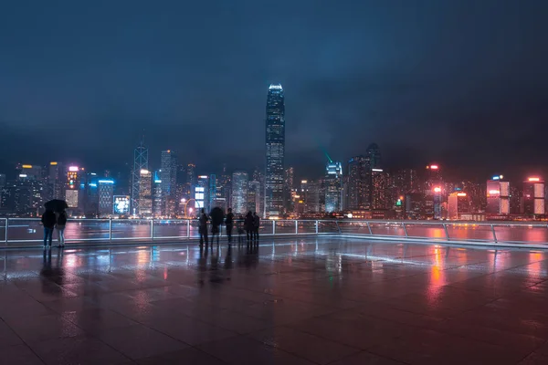 夜の香港スカイラインのビクトリアハーバー — ストック写真