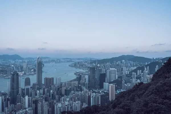 日の出に香港スカイライン ビクトリアピークからの眺め — ストック写真