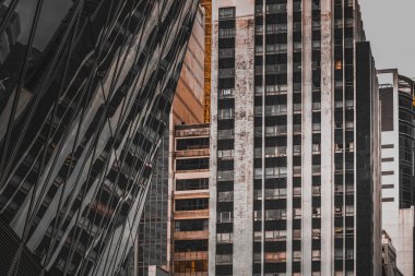 Hong Kong Modern Mimari, Hong Kong İş Binası Kapandı; Siyah ve Altın Renkli