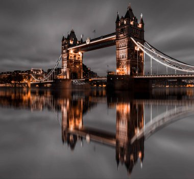 Londra Kule Köprüsü gece; Londra Skyline; Soyut ve Yatay arkaplan