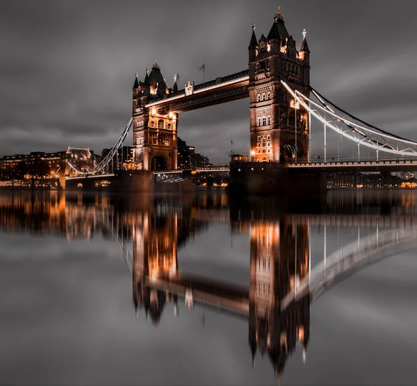 Londra Kule Köprüsü gece; Londra Skyline; Soyut ve Yatay arkaplan