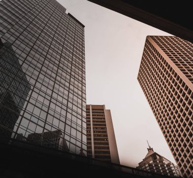 Hong Kong Modern Mimari, Hong Kong İş Binası Kapandı; Siyah ve Altın Renkli