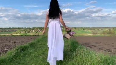 Mavi arka planda güzel beyaz elbise. Doğal arka plan. Çekici bir manken. Güzel bir kadın model. Gökyüzü mavisi