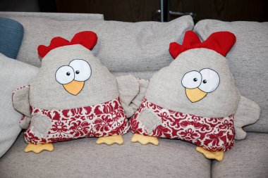 Paskalya dekoratif yastıkları tavuk şeklinde. Dekoratif tasarım için 2 yastık tavuk formu. - Evet. Düz biçim