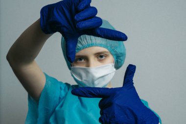 Coronavirus COVID-19 (2019-nCoV) tıbbi maskeli, bornozlu ve tıbbi şapkalı adam