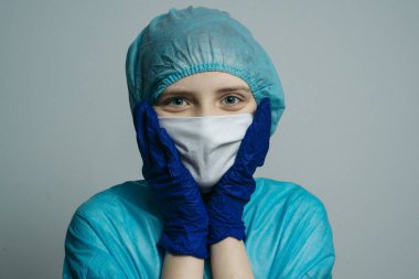 Coronavirus COVID-19 (2019-nCoV) tıbbi maskeli, bornozlu ve tıbbi şapkalı adam