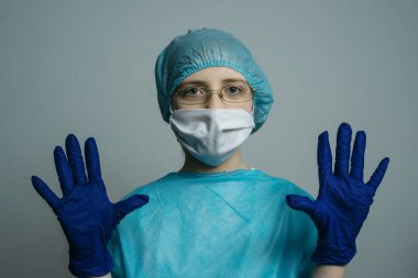 Coronavirus COVID-19 (2019-nCoV) tıbbi maskeli, bornozlu ve tıbbi şapkalı adam