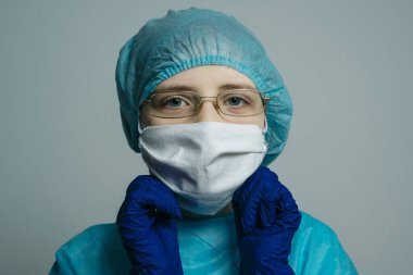 Coronavirus COVID-19 (2019-nCoV) tıbbi maskeli, bornozlu ve tıbbi şapkalı adam