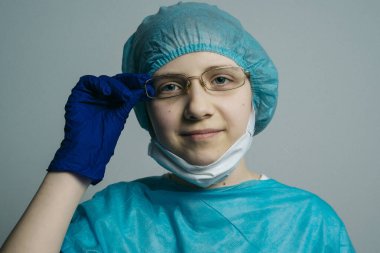 Coronavirus COVID-19 (2019-nCoV) tıbbi maskeli, bornozlu ve tıbbi şapkalı adam