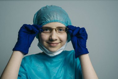 Coronavirus COVID-19 (2019-nCoV) tıbbi maskeli, bornozlu ve tıbbi şapkalı adam