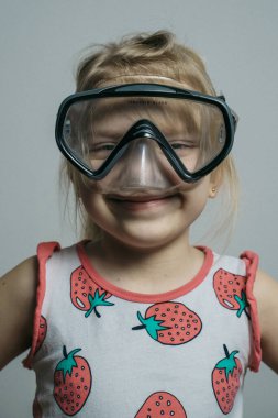 Coronavirus COVID-19 (2019-nCoV) tıbbi maskeli, bornozlu ve tıbbi şapkalı adam