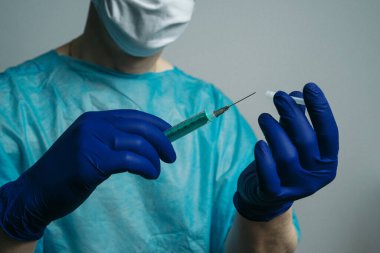 Coronavirus COVID-19 2019-NCoV tıbbi maskeli, bornozlu ve tıbbi şapkalı adam.