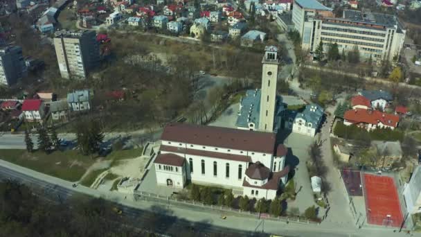 祝福された聖母の交差点の教会は 高カンパニーレ塔を持つ大聖堂の形で リュチャクの歴史的な地域で リヴィウのカルトの建物です — ストック動画