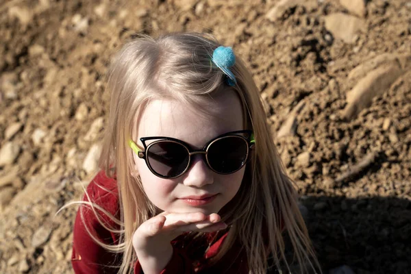 Jovem Menina Óculos Uma Camisola — Fotografia de Stock