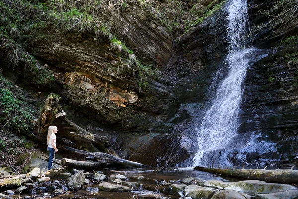 Cachoeira Nas Montanhas Natureza Intocada — Fotografia de Stock